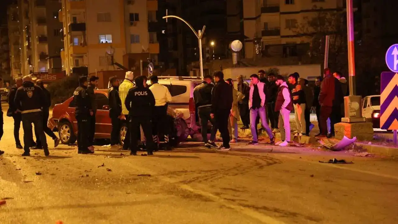 Adana’da Babadan Kalan Yadigar Araç Perte Çıktı! 2 Yaralı 2